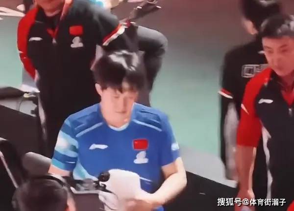 争议！王楚钦连打6局，球迷质疑王皓用人，王楚钦回应，孙颖莎太紧张