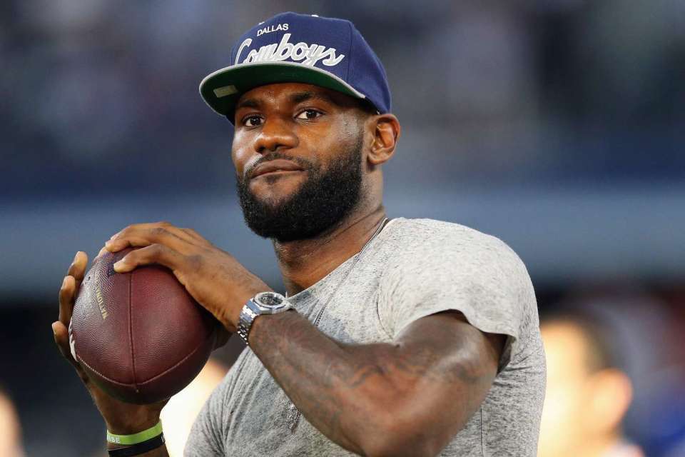 詹姆斯自曝曾认真考虑加盟NFL！停摆期收到海鹰队球衣并接受橄榄球训练